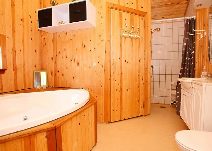 8 Person In Hals-by Traum Hals