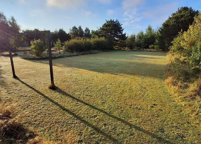 8 Person In Hals-by Traum *